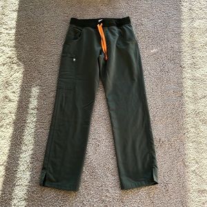 Figs kade cargo pants in moss/army green